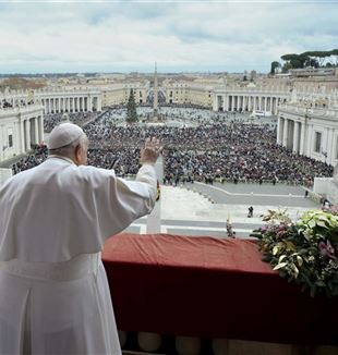 Le pape François lors de la bénédiction Urbi et Orbi le jour de Noël (Vatican Media/Catholic Press Photo).