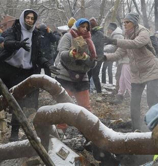 Kiev, 3 janvier 2024. Des bénévoles enlèvent les décombres après un bombardement (Photo : ANSA)