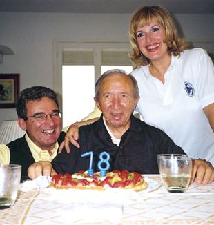 Carras et sa femme Jone avec Don Giussani à l'occasion de son 78ème anniversaire (Archives Fraternité CL)