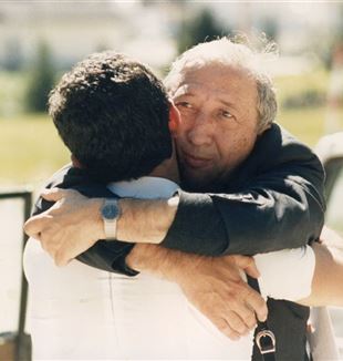 L'étreinte entre don Giussani et Jesús Carrascosa pendant les vacances internationales du CL à Corvara en 1985 (© Federico Brunetti)