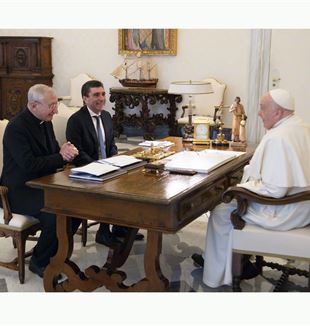 Monseigneur Filippo Santoro et Davide Prosperi avec le pape François lors de l'audience privée du 15 janvier 2024 (Vatican Media/Catholic Press Photo)