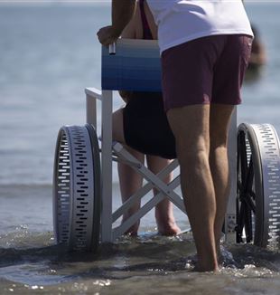 Une personne handicapée sur la plage adaptée de Punta Marina Terme (Ravenne)