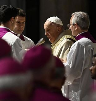 Le pape François émet la Bulle d'indiction pour le Jubilé Ordinaire de 2025. Basilique Saint Pierre, le 9 mai 2024 (photo Riccardo Antimiani/Ansa).