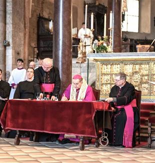 Monseigneur Mario Delpini signe les documents pour l'ouverture de la phase de témoignage. À sa droite, monseigneur Ennio Apeciti (Photo Pino Franchino/Fraternité CL)