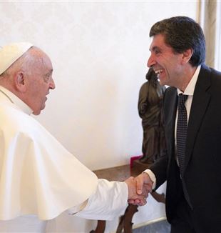 Davide Prosperi salue le Saint-Père après l'audience privée (Vatican Media/Catholic Press Photo)