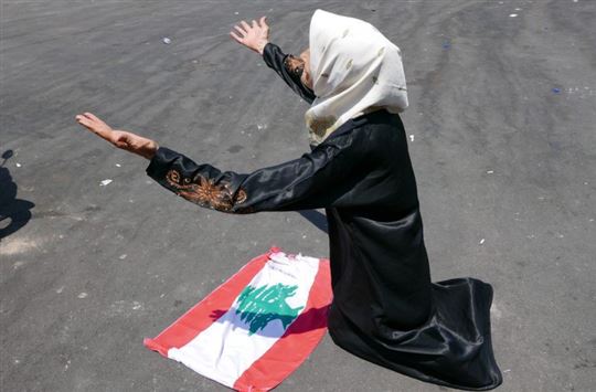 Une femme libanaise devant le drapeau de son pays (photo Elisa Gestri)