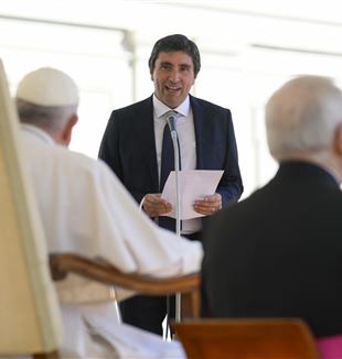 Davide Prosperi et le Pape François lors de l'audience du 15 octobre 2022 pour le centenaire de don Giussani (Catholic Press Photo)