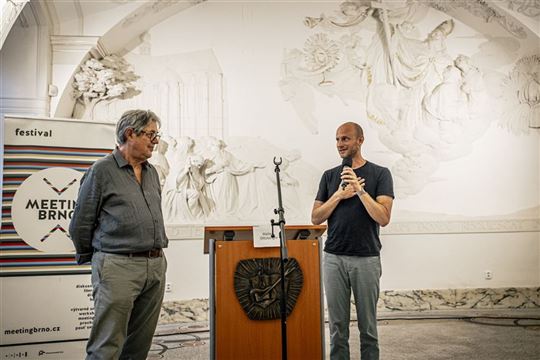 David Macek présente la rencontre avec Walter Ottolenghi (Giovanni Dinatolo)