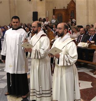 Père Johnny et Père George lors de l'ordination sacerdotale