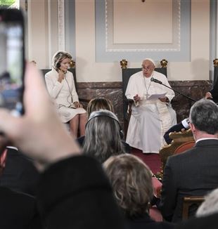 Le Pape au Palais Royal de Bruxelles prononce son discours devant les autorités belges (Photo Ansa)