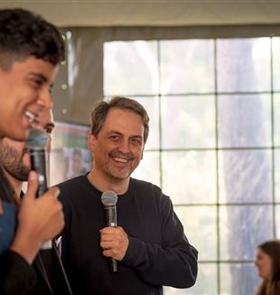  Fernando Moran avec quelques jeunes (Photo Cesal)