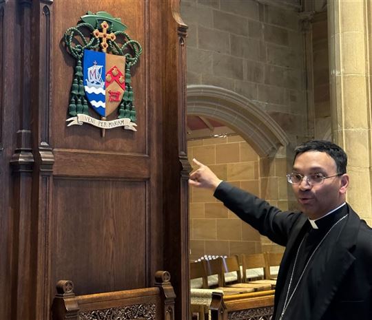 Le blason avec la devise épiscopale d'Earl K. Fernandes (Photo Setonpilgrimage.org)