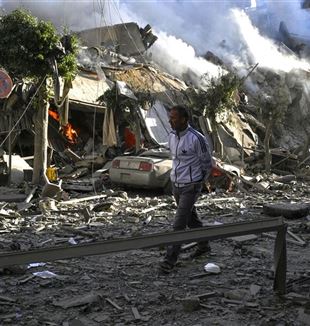 Les rues de Beyrouth après le bombardement (Photo Ansa/Epa/Wael Hamzeh)