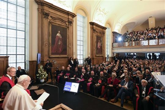 La rencontre avec des professeurs de l'université (Photo : Catholic Press Photo/Vatican Media)