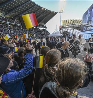 La rencontre au stade de Bruxelles avec la communauté catholique (Photo Ansa/Ciro Fusco)