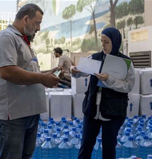 Distribution d'eau à Beyrouth (Photo F. Volpi/Avsi)