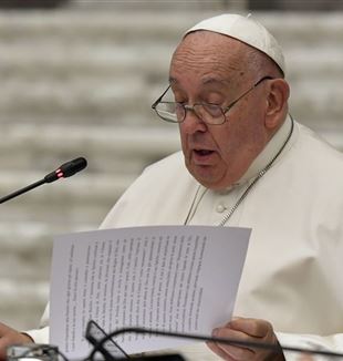 Le Pape François lit le document final du Synode (Photo VATICAN MEDIA/Catholic Press Photo)